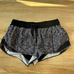 Lululemon black patterned hotty hot shorts size 10